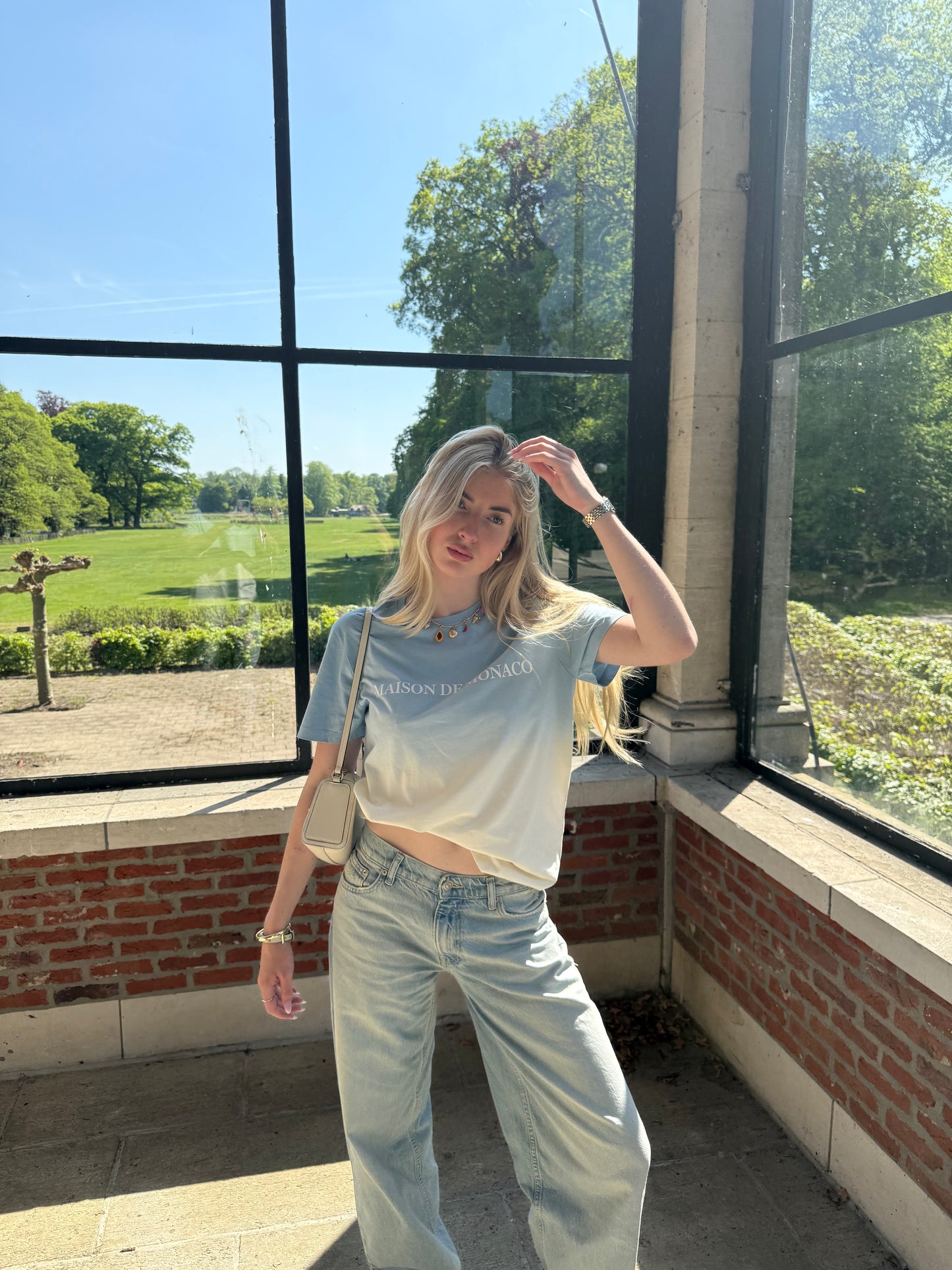 Le t-shirt dégradé de couleur bleu-blanc